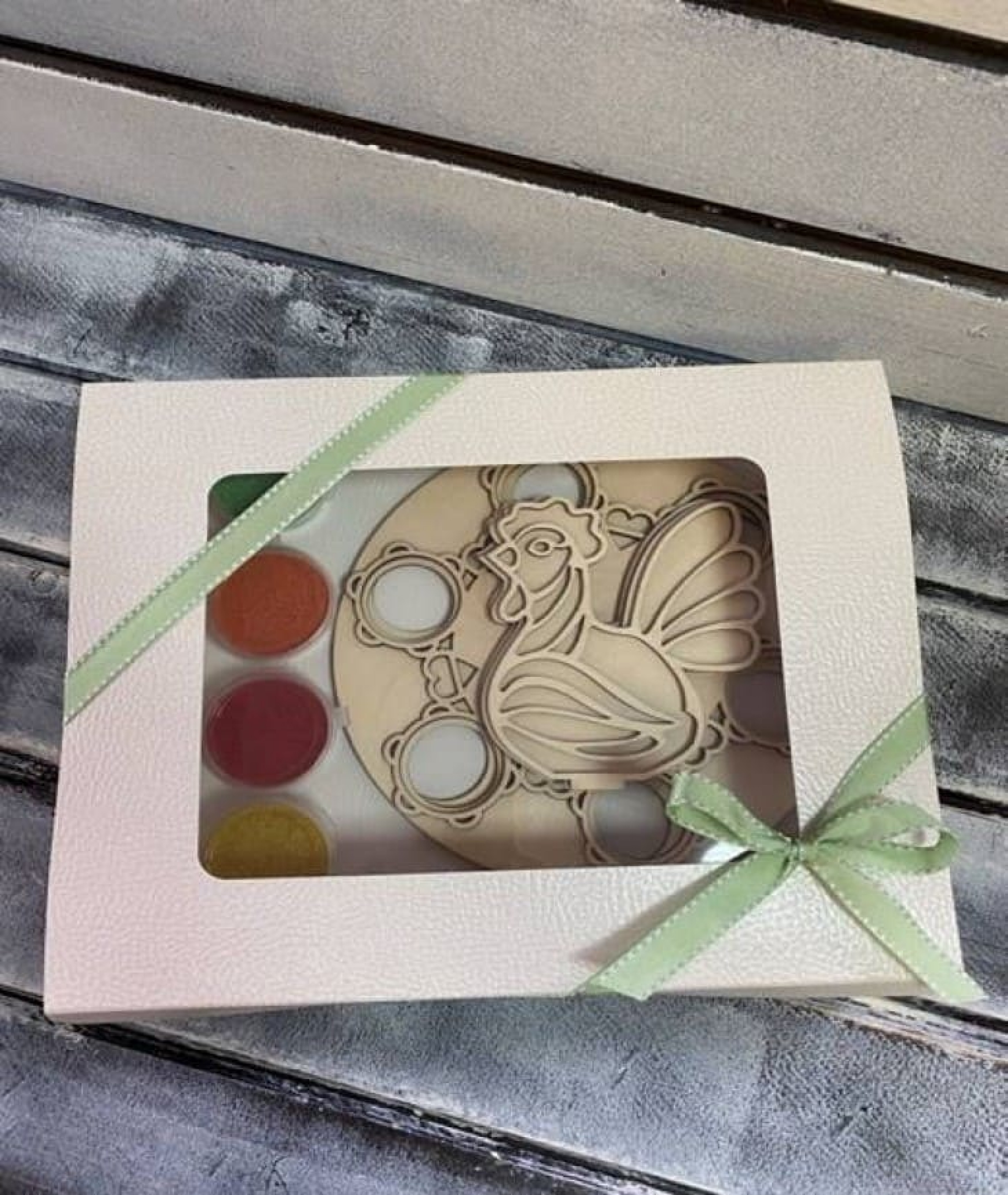 ПОДАРОЧНЫЙ НАБОР «Пасхальная подставка под яйца с курочкой для творчества» ПОДАРОЧНЫЙ НАБОР «Пасхальная подставка под яйца с курочкой для творчества»