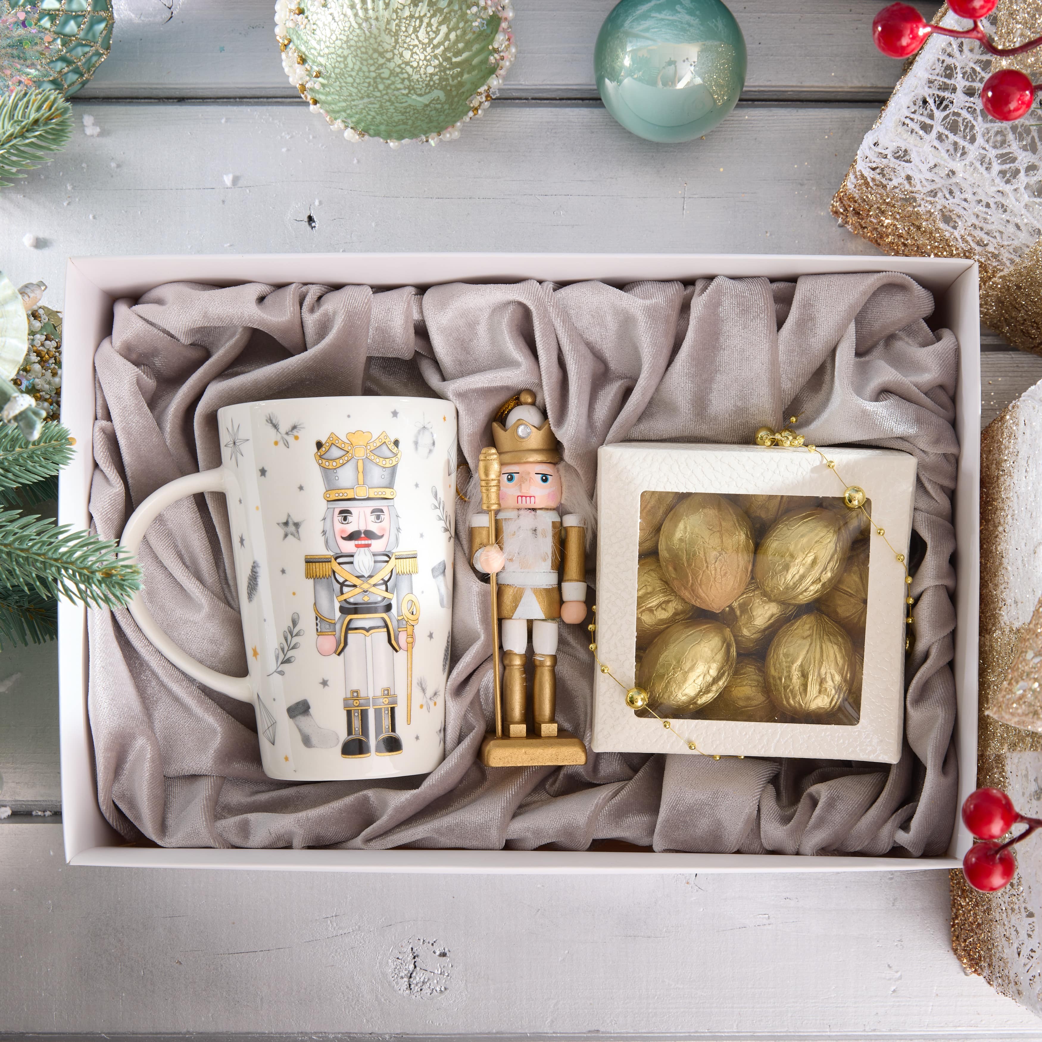 Подарочный набор "НОВОГОДНИЕ ОРЕШКИ"